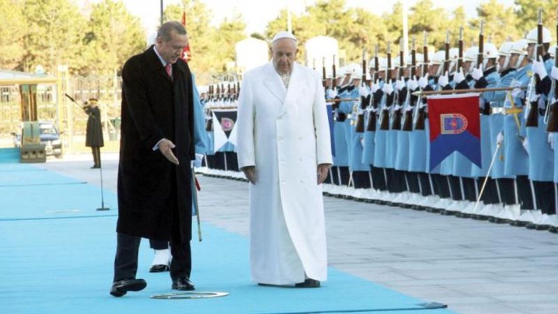 Лев XIV и Эрдоган во время церемонии приветствия, Анкара, 27 ноября 2025 года