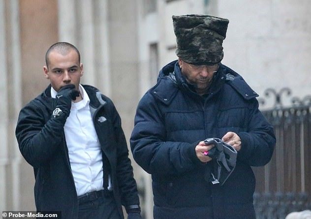 Эхуд Барак на пороге дома Эпштейна – «косит под русского олигарха?»