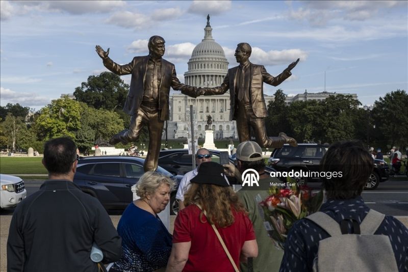 Протестный макет в Вашингтоне: Трамп – Эпштейн. Аналог с Клинтоном мог бы быть размером со статую Свободы