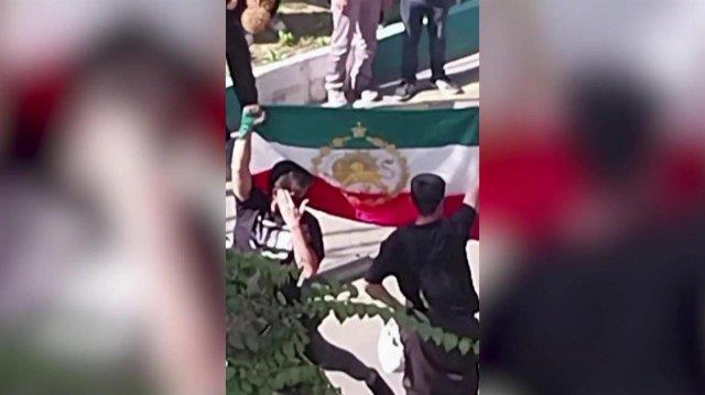 Первые протестующие в Иране с шахскими знаменами в январе 2026 г.