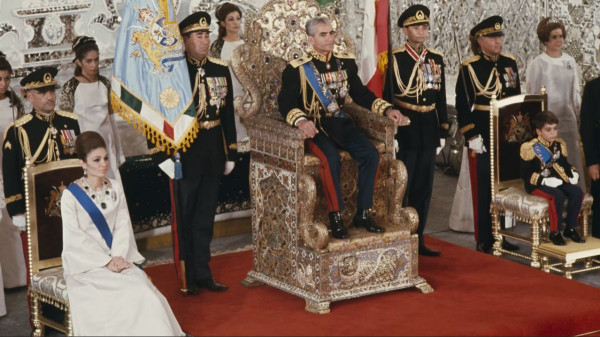 До 1979 года. Справа принц Реза Пехлеви, ждущий очереди пересесть с маленького стульчика на большой («Павлиний трон»)