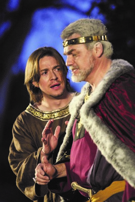 Верный Кент пытается утихомирить короля Лира