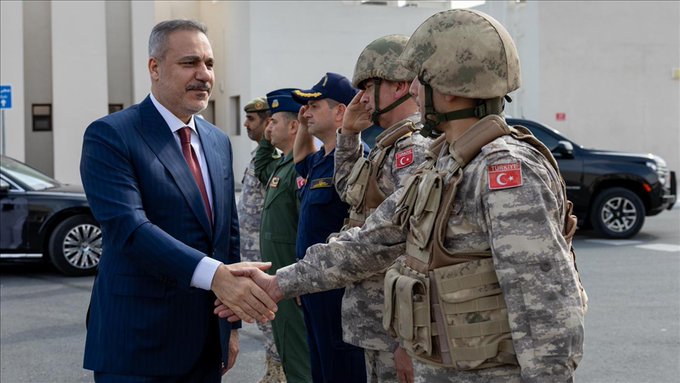 Хакан Фидан на базе в Катаре