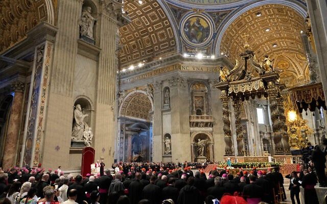 Лев XIV проводит молебен за мир в соборе Святого Петра в Ватикане