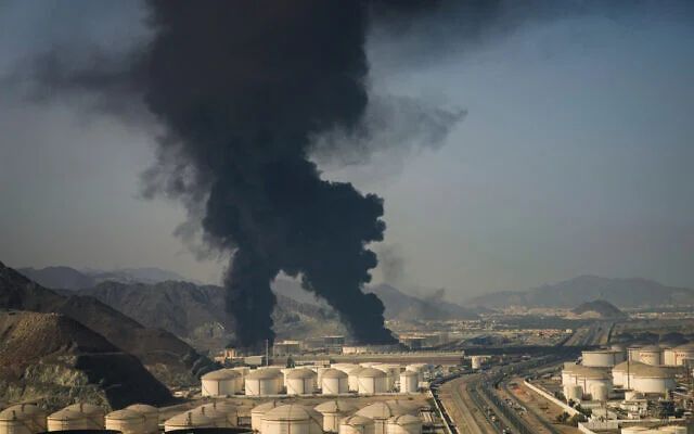 Над нефтяным объектом в ОАЭ, 14 марта 2026 года после ударов Ирана